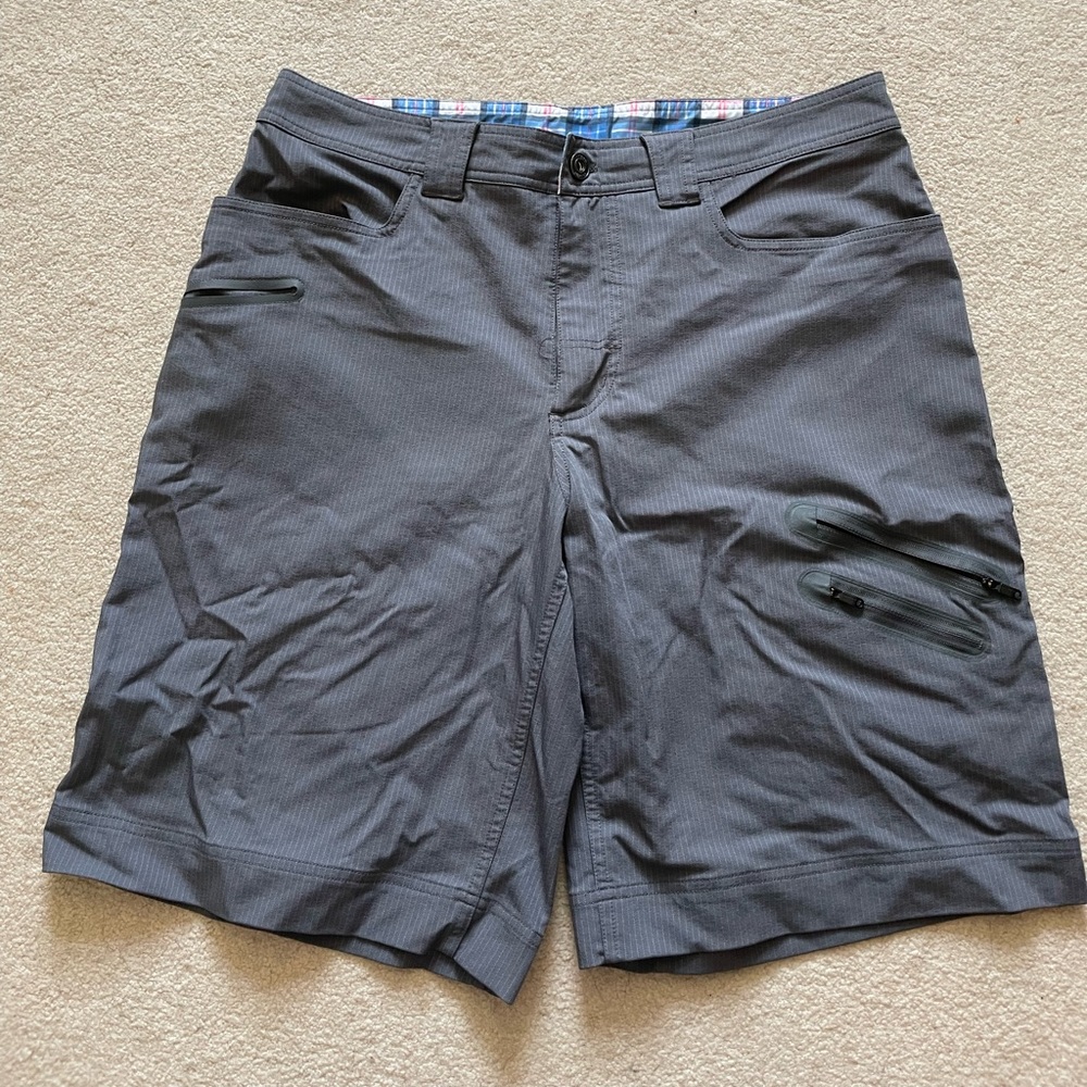 Lululemon Gray Pinstripe Cadence Commuter dual zipper golf shorts Men’s 36